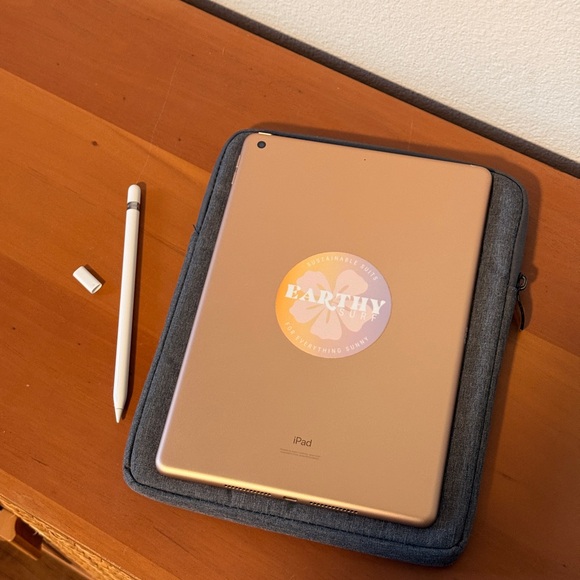 7th Gen Apple iPad - includes Pencil, Case, Charger & Headphones - Picture 8 of 8